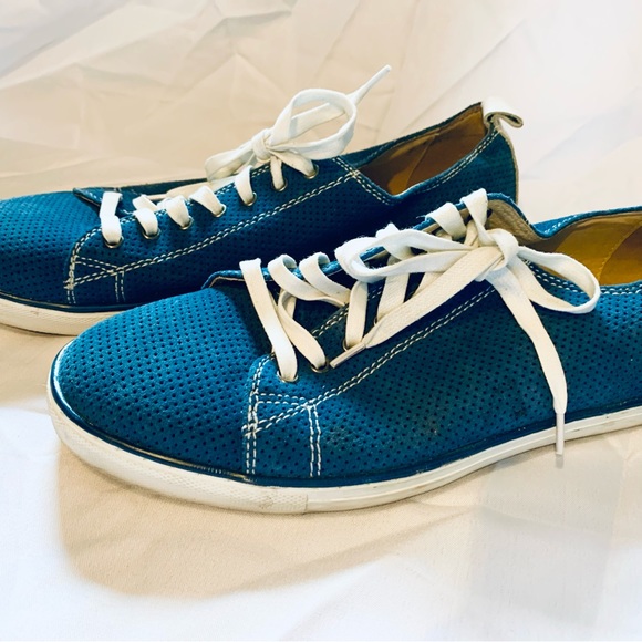 NWOT Size 9 Blue & White Streetwear Sneakers - Picture 1 of 6